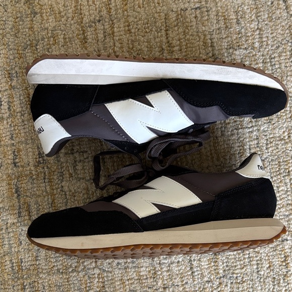 New Balance Women’s Black and White Sneakers - Picture 4 of 5